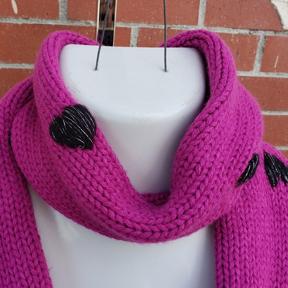 NEW $26 women NORDSTROM knitted pink scarf hearts - Picture 3 of 11